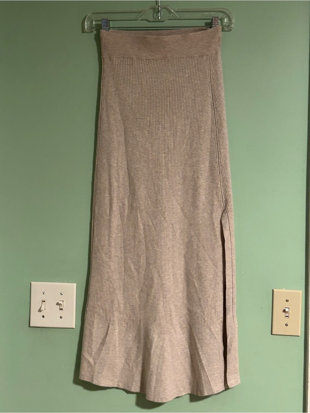 Splendid…Rib-knit Midi Skirt featuring a Side Slit and Subtle Flared Hem.🔥